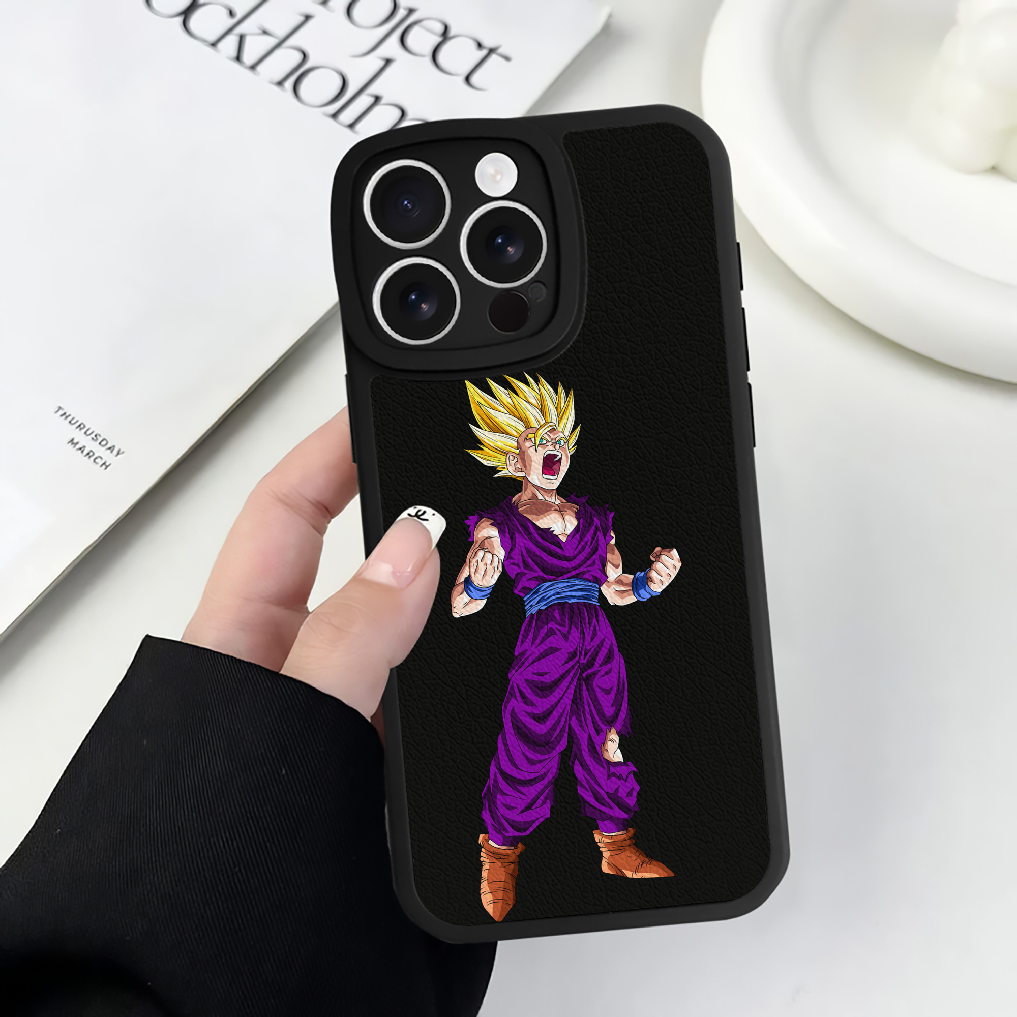 （画像用） ドラゴンボール 孫 悟飯（そんごはん）DRAGON BALL Son Gohan 【iPhone 16シリーズ対応】シリコンスマホケース（レザー調） 材質：シリコン